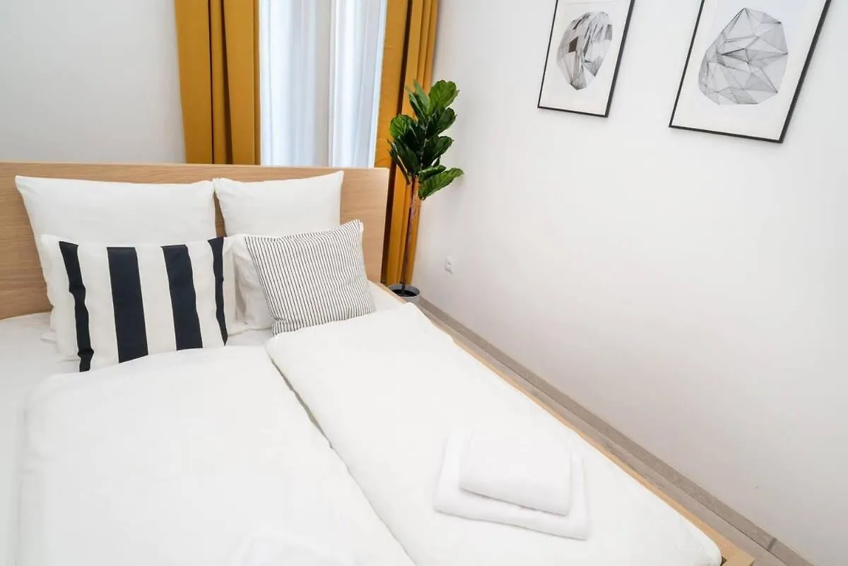 Very Central Extra Large Brand New Aircon Apartment Budapest Hongrie
