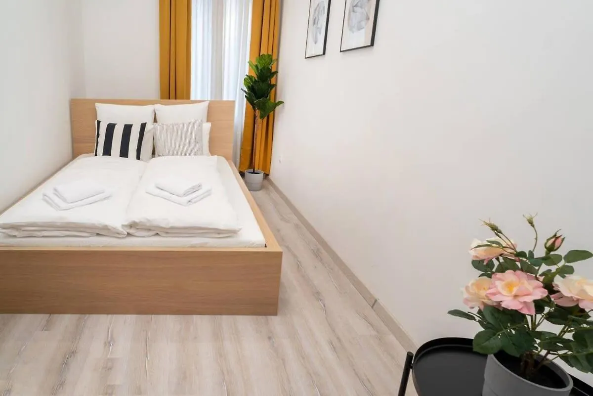 Very Central Extra Large Brand New Aircon Apartment Budapest
